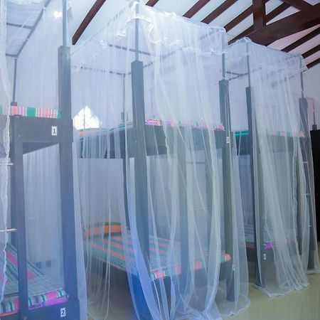 Hikka Surf Hostel Хикадува Екстериор снимка
