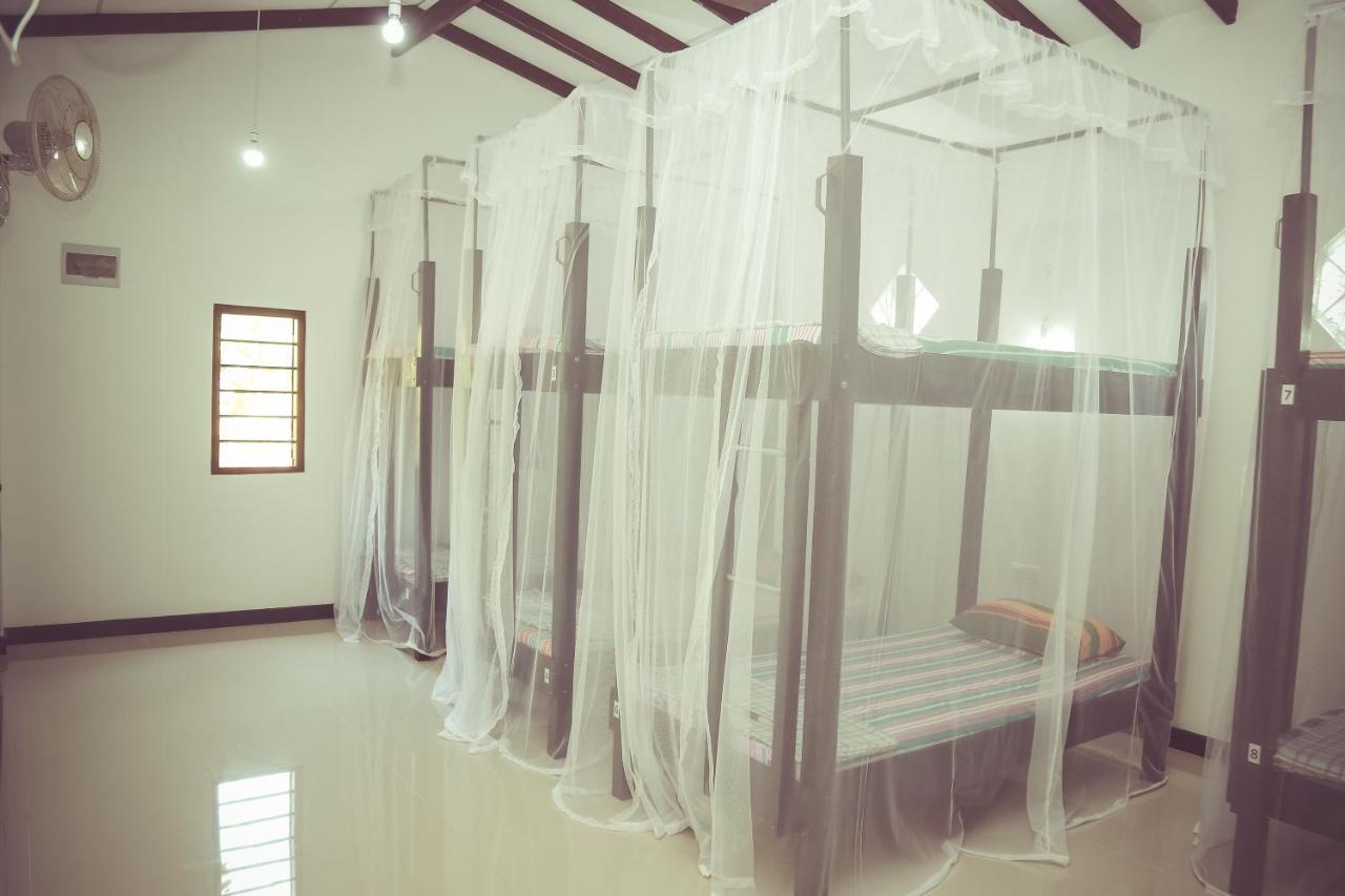 Hikka Surf Hostel Хикадува Екстериор снимка