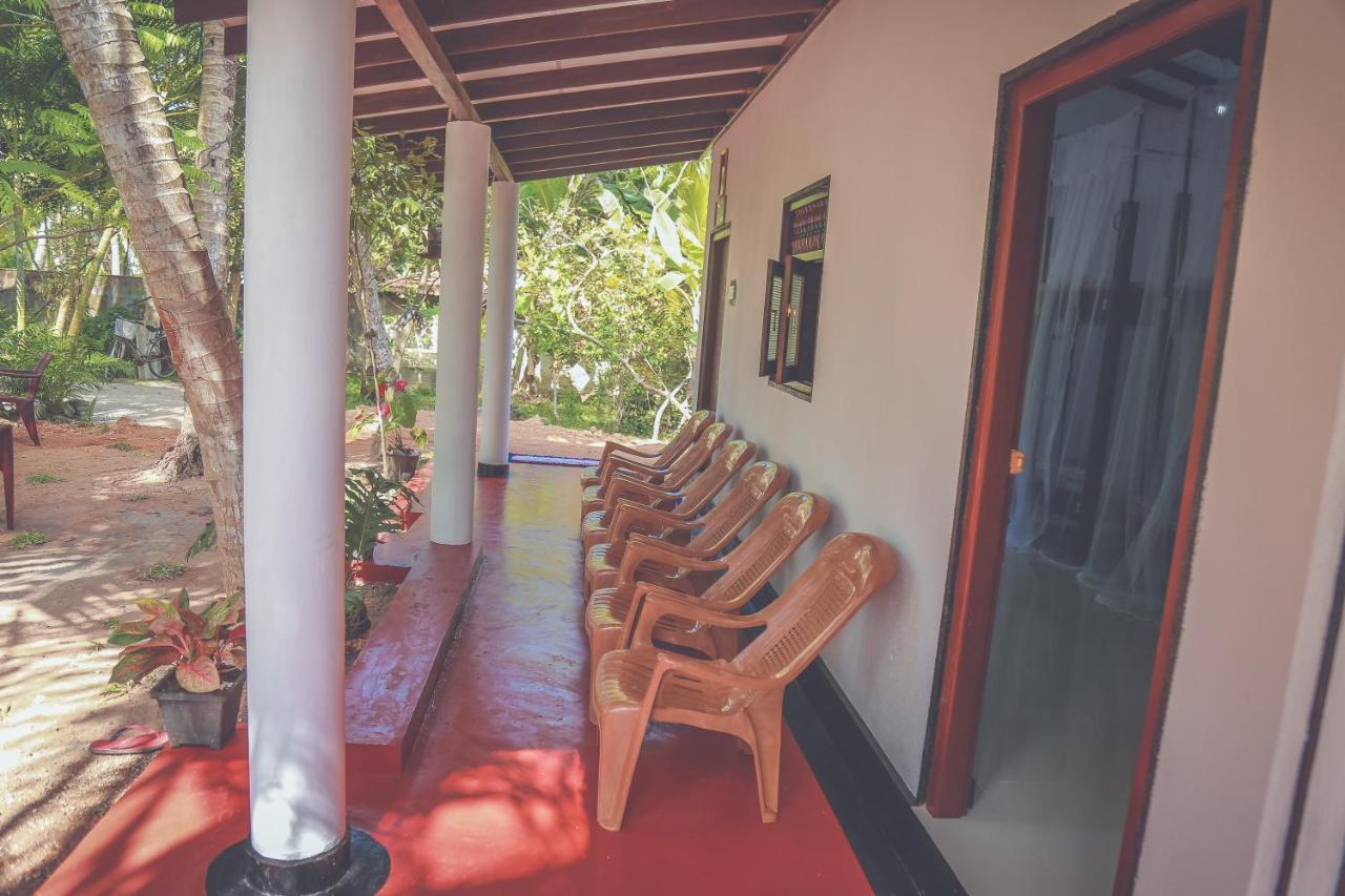 Hikka Surf Hostel Хикадува Екстериор снимка