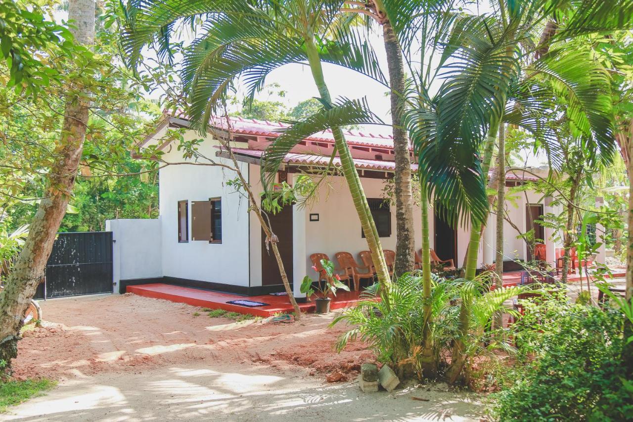 Hikka Surf Hostel Хикадува Екстериор снимка